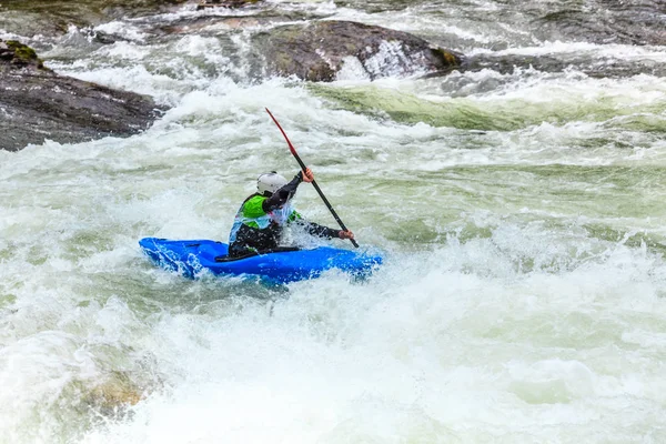 Conceito Desporto Escandinavo Pessoas Fazendo Canoagem Montanha Água Branca Extrema — Fotografia de Stock