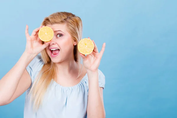 Жінка Підліток Тримає Дві Половинки Жовтих Лимонних Цитрусових Руках Прикриваючи — стокове фото
