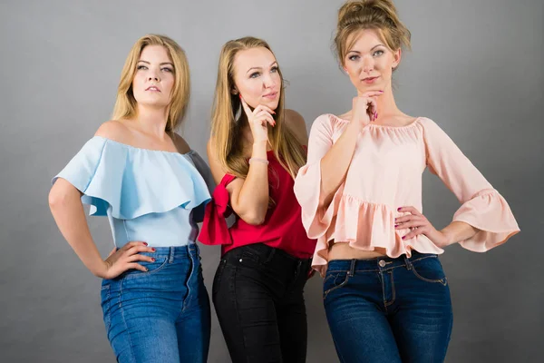 Tres Modelos Moda Las Mujeres Están Pensando Solución Problemas Teniendo —  Fotos de Stock