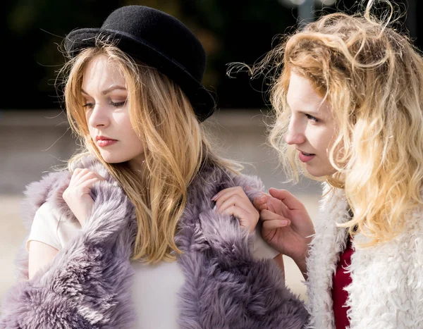 Two Fashionable Women Wearing Stylish Outfits Warm Autumnal Weather Spending — Stock Photo, Image