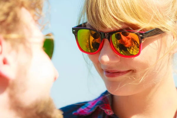 クローズ アップ愛するカップル女性の若者を互いの屋外彼氏の顔映ったサングラス彼のガール フレンド — ストック写真