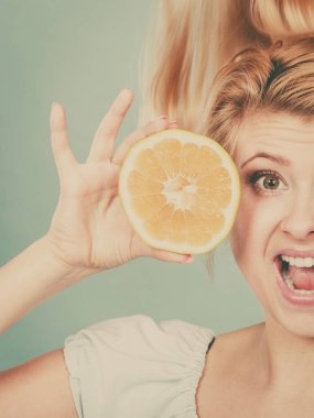 Sağlıklı beslenme, gıda vitamin tam yenileniyor. Kadın holding tatlı lezzetli narenciye meyve, yeşil greyfurt.