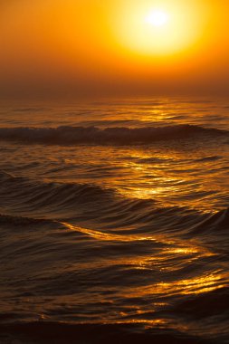 Deniz ufuk akşam üzerinde inanılmaz renkli kırmızı gün batımı. Sakin sahne. Doğal arka plan. Manzara.