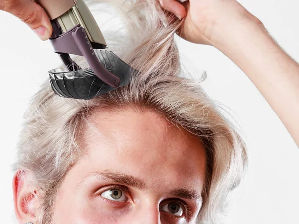 Peinado Concepto Peinado Cool Peluquero Masculino Haciendo Auto Corte Pelo — Foto de Stock