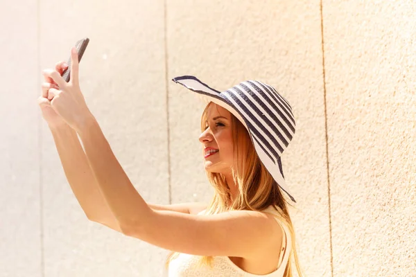 Tecnología Internet Concepto Redes Sociales Mujer Joven Con Sombrero Sol — Foto de Stock