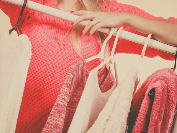 Shopping Outfit Idéer Koncept Kvinna Händer Plocka Kläder Från Galgar — Stockfoto