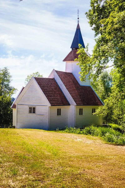 Landelijke Oude Ouderwetse Landelijke Witte Bruine Kerk Tijdens Zonnig Weer — Stockfoto