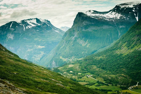 Tatil turizm ve seyahat. Dağlar yatay yaz ve karlı dağ başında arka plan, Norveç, İskandinavya.