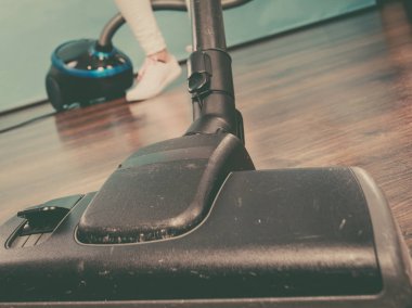 Görevleri kavramı kat Hizmetleri Temizlik araçları ve cihazlar, ev halkı. Kadın bacakları ve elektrikli süpürge