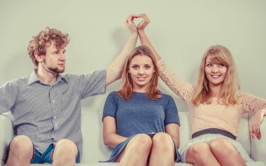 Kanepede oturan mutlu gençler. Erkek ve kadın aşklarını saklıyorlar. Erkek arkadaşını kız arkadaşıyla aldatıyor..