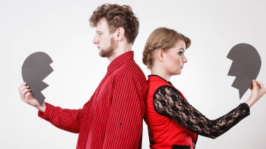 Ayrıl ve ilişki içinde ayrıl. Aşık insanlar arasında negatif duygular. İki kalbi kırık genç bir çift. Aşıklar ayrılıyor.