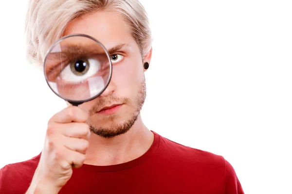 调查探索教育概念 年轻的家伙坚持眼睛放大镜看通过放大镜 白色上孤立 — 图库照片