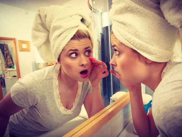 Besorgte Geschockte Frau Die Ihr Spiegelbild Spiegel Betrachtet Und Darüber — Stockfoto