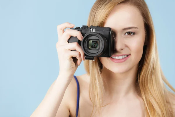 Photographer Girl Shooting Images Lovely Blonde Smiling Woman Camera Blue — Stock Photo, Image