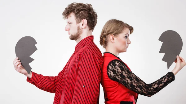 Ayrıl ve ilişki içinde ayrıl. Aşık insanlar arasında negatif duygular. İki kalbi kırık genç bir çift. Aşıklar ayrılıyor.