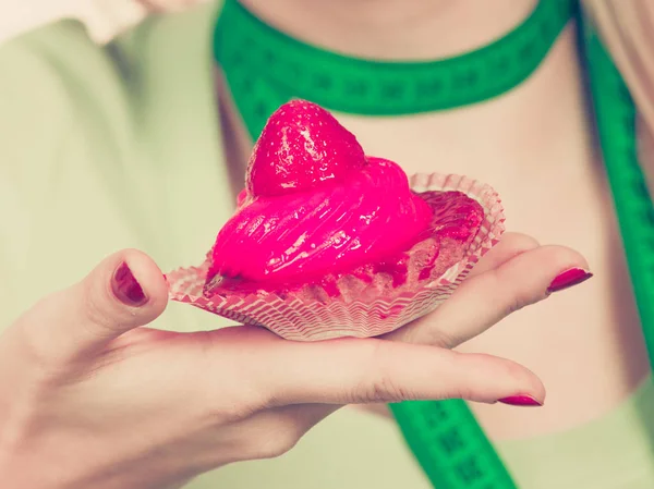 Dieta Dimagrimento Tentazione Concetto Cibo Malsano Donna Con Del Nastro — Foto Stock