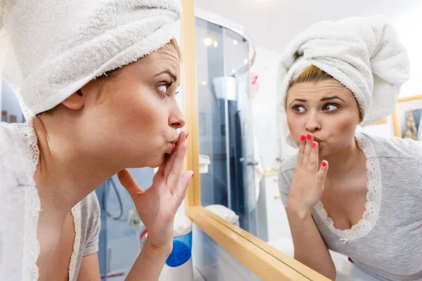 Mulher Chocada Preocupada Olhando Para Seu Reflexo Espelho Pensando Seus — Fotografia de Stock