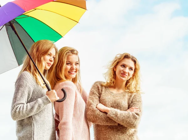 Tres Guapas Jóvenes Amigas Bajo Una Sombrilla Colorida Mujeres Moda — Foto de Stock