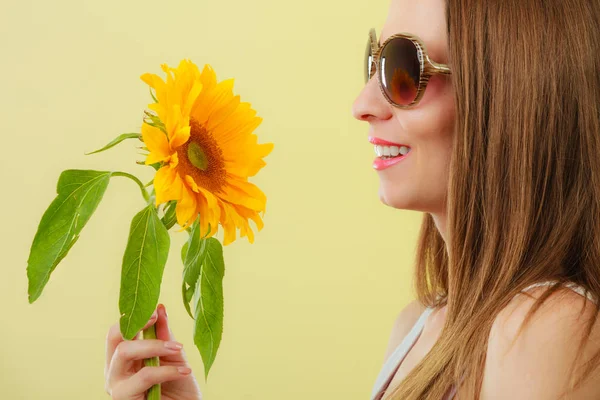 Vista Lateral Cerca Atractiva Mujer Verano Gafas Sol Con Girasol — Foto de Stock