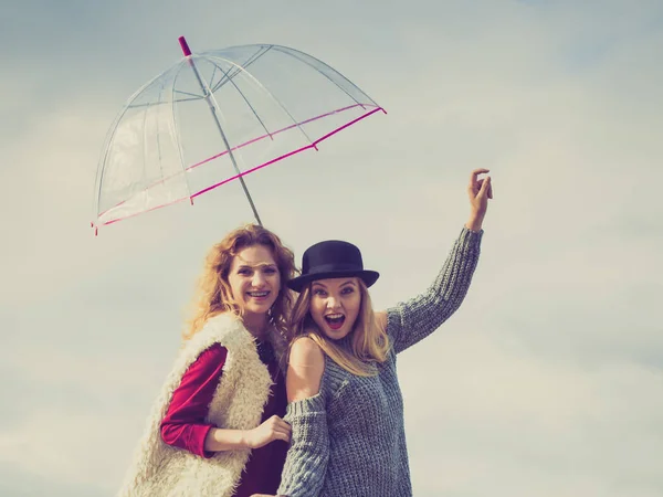 Dos Mujeres Moda Con Trajes Elegantes Que Sostienen Paraguas Transparente — Foto de Stock