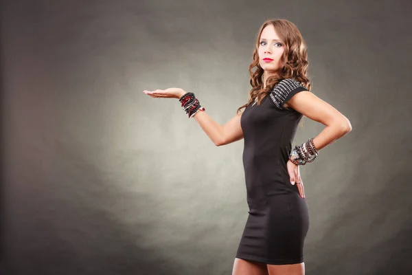 Concepto Moda Publicidad Mujer Joven Bonita Con Pulseras Joyas Negro —  Fotos de Stock