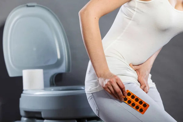 Karın Ağrısı Kabızlık Veya Gıda Zehirlenmesi Tıbbi Tablet Aktif Karbon — Stok fotoğraf