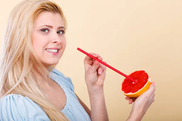 健康的な食事 ビタミンの完全なさわやかな食品 ジューシーな果物からジュースを飲む女性 赤グレープフルーツ — ストック写真