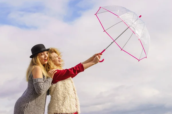 Dos Mujeres Moda Con Trajes Elegantes Que Sostienen Paraguas Transparente — Foto de Stock