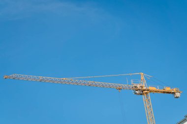 Site bina İnşaat yük kaldırma vinç açık mavi gökyüzü arka plan akşam. Endüstriyel nesne kavramı.