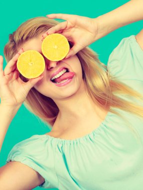 Sağlıklı beslenme, gıda vitamin tam yenileniyor. Tatlı lezzetli narenciye meyve, limon iki halfs bu gibi davranarak tutan kadın gözlük olduğunu