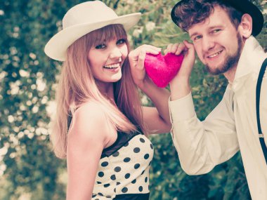 Yaz tatili aşk ilişki ve kavram - romantik mutlu çift retro tarzı açık kırmızı kalp aşk simgesiyle dating