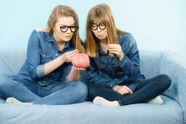Två Allvarliga Kvinnor Vänner Eller Systrar Bär Jeans Skjortor Och — Stockfoto