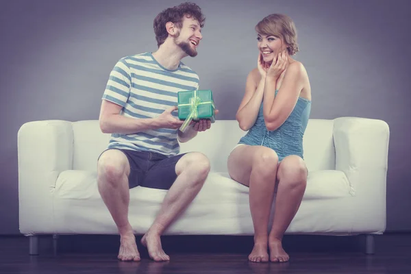 Paio Seduti Sul Divano Casa Giovane Uomo Dando Donna Regalo — Foto Stock