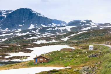 Tatil turizm ve seyahat. Camper van kamyonet ve Karavan kamp sitesi geri kalanı üzerinde yer Norveç dağlarında