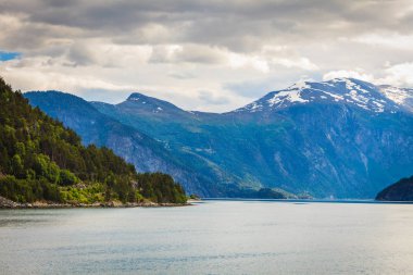 Tatil turizm ve seyahat. Dağlar Peyzaj ve Norveç İskandinavya Avrupa'da fiyort. Feribotta görüldüğü gibi Norddalsfjorden. Güzel doğa