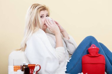 Hastalık, mevsimlik virüs sorunu kavramı. Kadının dokusuna kanepe hapşırma üzerinde yalan grip olan hasta