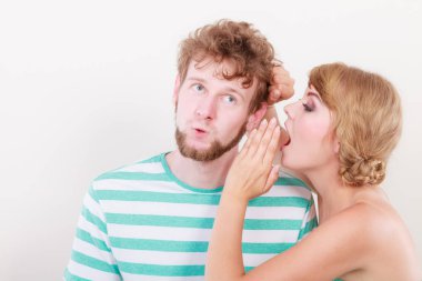 Tatlı kadın şaşkın bir şaşırmış adam bazı sırları, çift söz söylemek