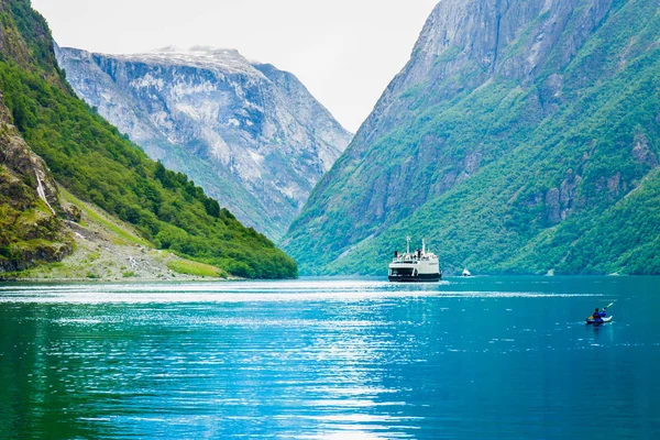 Turismo Viajes Montañas Paisaje Crucero Navegando Fiordo Noruega Escandinavia — Foto de Stock