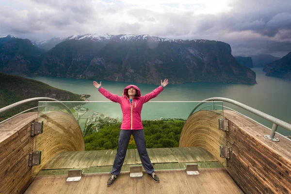 Turist Kvinna Stegastein Viewpoint Njuter Aurland Fjorden Med Höjde Armarna — Stockfoto