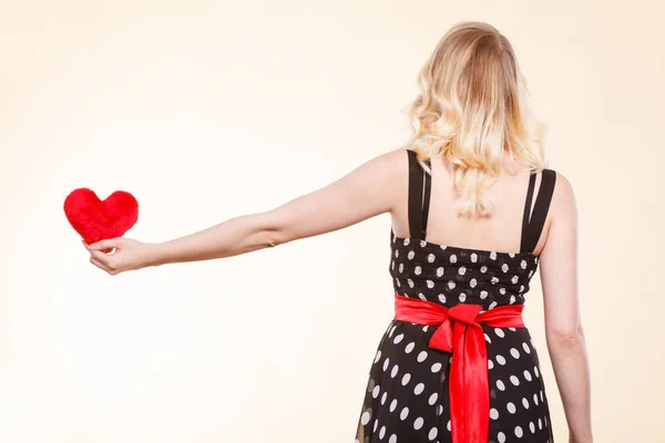 Regalo San Valentín Prueba Amor Concepto Regalo Romántico Mujer Vestido —  Fotos de Stock