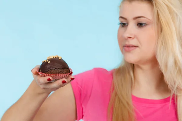 Ernährung Süßigkeiten Ernährungskonzept Frau Hält Leckeren Schokoladen Cupcake Mit Erdnusszuckerguss — Stockfoto