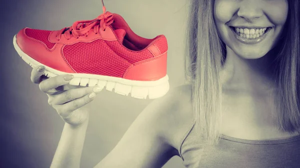 快乐运动微笑女人展示运动服运动鞋红鞋 舒适的鞋子适合锻炼和培训 — 图库照片
