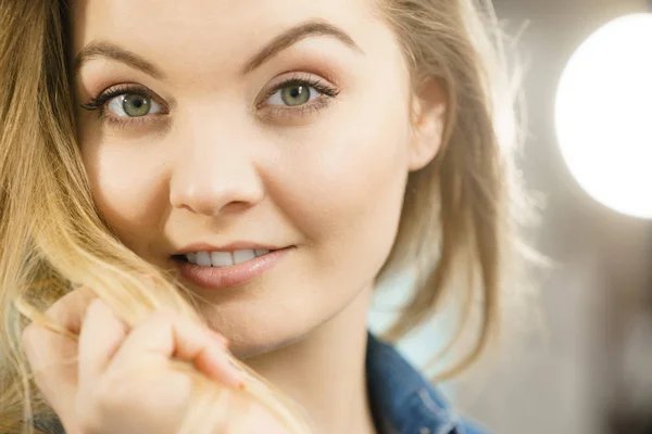 Koncept Výrazů Šťastných Tváří Portrét Šťastné Veselé Blondýny Úsměvem Radostí — Stock fotografie