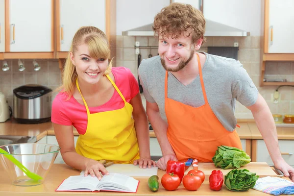 Feliz Pareja Joven Divirtiéndose Cocina Moderna Casa Preparando Verduras Frescas — Foto de Stock