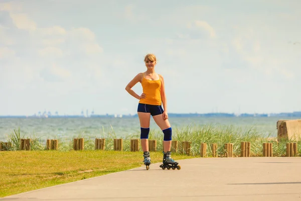 액티브 라이프 스타일 개념입니다 야외에서 화창한 스케이트에 여자를 — 스톡 사진