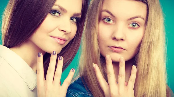 Sprawdź Wyniki Przy Użyciu Kosmetyków Portret Dwóch Dziewcząt Jeden Drugi — Zdjęcie stockowe