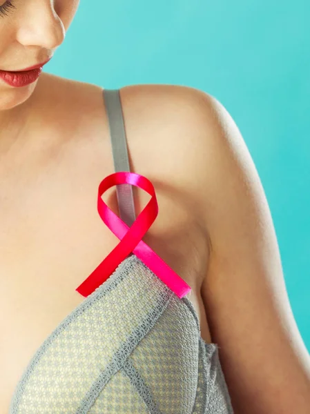 乳がん癌意識の概念 青とピンクのリボンをシンボルとノーブラの若い女性 — ストック写真