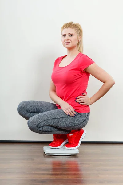 健康健康生活方式 控制身体概念 女人穿着运动装 紧身裤和培训师站在体重机 — 图库照片
