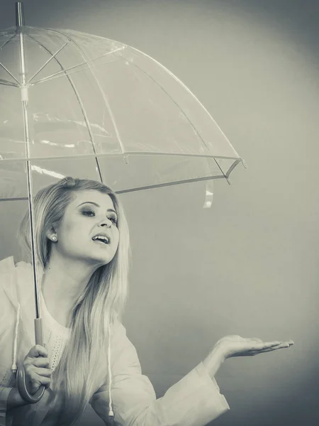 Frau Regenmantel Mit Durchsichtigem Regenschirm Kontrolliert Das Wetter Wenn Regnet — Stockfoto