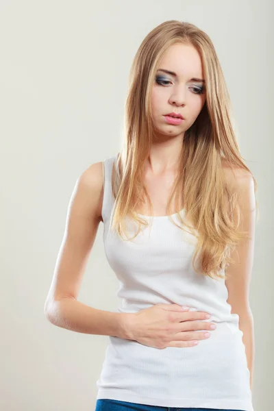 Ból Brzucha Niestrawność Lub Miesiączki Młoda Kobieta Cierpi Bólu Żołądka — Zdjęcie stockowe